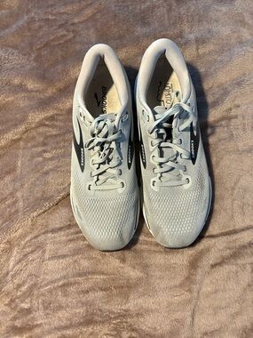 Brooks Men’s size 14 Ghost 15 Sneakers light grey in very good condition!